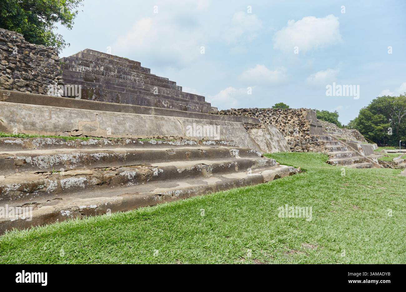 Die archäologische Zone Chalchuapa von El Salvador beherbergt nicht weniger als zehn bekannte alte Maya-Stätten. Aber unter ihnen sind nur Tazumal und Casa Blanca c Stockfoto