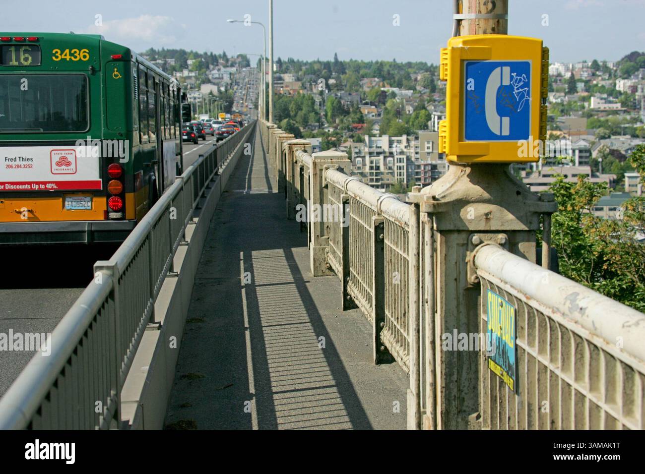 17. Mai 2007 – USA – im Dezember installierte die Stadt Telefone und Schilder für eine Krisenhotline auf der Aurora Bridge, aber sechs Menschen sind in diesem Jahr bereits gesprungen. (Jim Bates/Seattle Times/MCT) (Bild: © Jim Bates/mct/ZUMAPRESS.com) Stockfoto