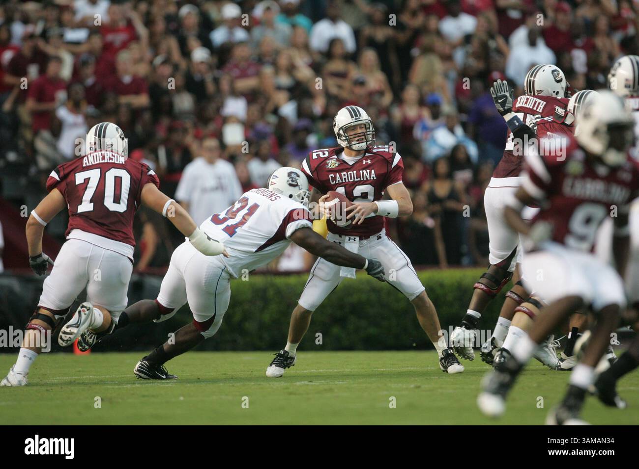15. September 2007 – US-amerikanischer Quarterback der University of South Carolina Blake Mitchell (12) wird im ersten Quartal, Samstag, 15. September 2007, von James Simmons der South Carolina State University (91) im Williams-Brice Stadium entlassen. in Columbia, South Carolina. (Gerry Melendez/The State/MCT) (Kreditbild: © Gerry Melendez/mct/ZUMAPRESS.com) Stockfoto