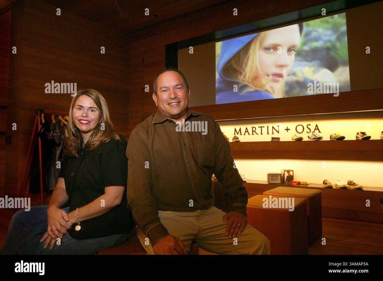 18. September 2007 – Heidi Keele, Senior Director of Marketing, und David Brewster, Senior Vice President of Marketing and Creative Services, sind bei Martin + Osa, einem Händler am Bellevue Square, der die Audio- und visuellen Dienste ihres Unternehmens nutzt. (Rod Mar/Seattle Times/MCT) (Kreditbild: © Rod Mar/MCT/ZUMAPRESS.com) Stockfoto