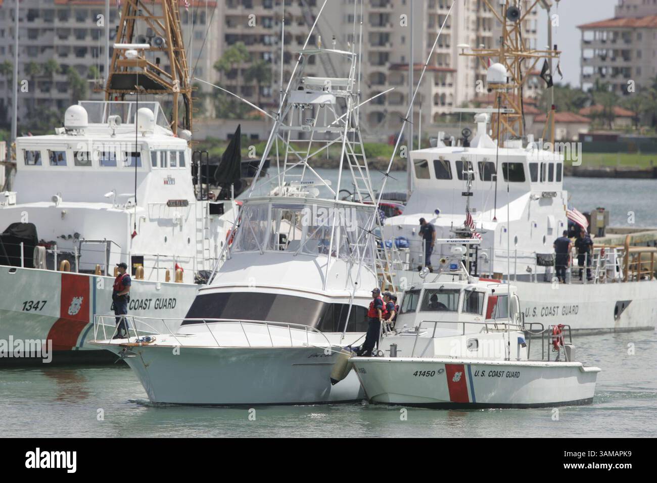25. September 2007 – USA – das Charterboot Joe Cool, das im Herzen eines Geheimnisses auf hoher See liegt, wurde am Dienstag, 25. September 2007, zur Station der Küstenwache in Miami, Florida geschleppt. Vier Besatzungsmitglieder des Schiffes Joe Cool aus Miami Beach werden seit dem 22. September vermisst, dem Tag, an dem sie sich bereit erklärten, zwei Männer für 4.000 Dollar in bar auf die Bahamas zu bringen. (Al Diaz/Miami Herald/MCT) (Bild: © Al Diaz/mct/ZUMAPRESS.com) Stockfoto