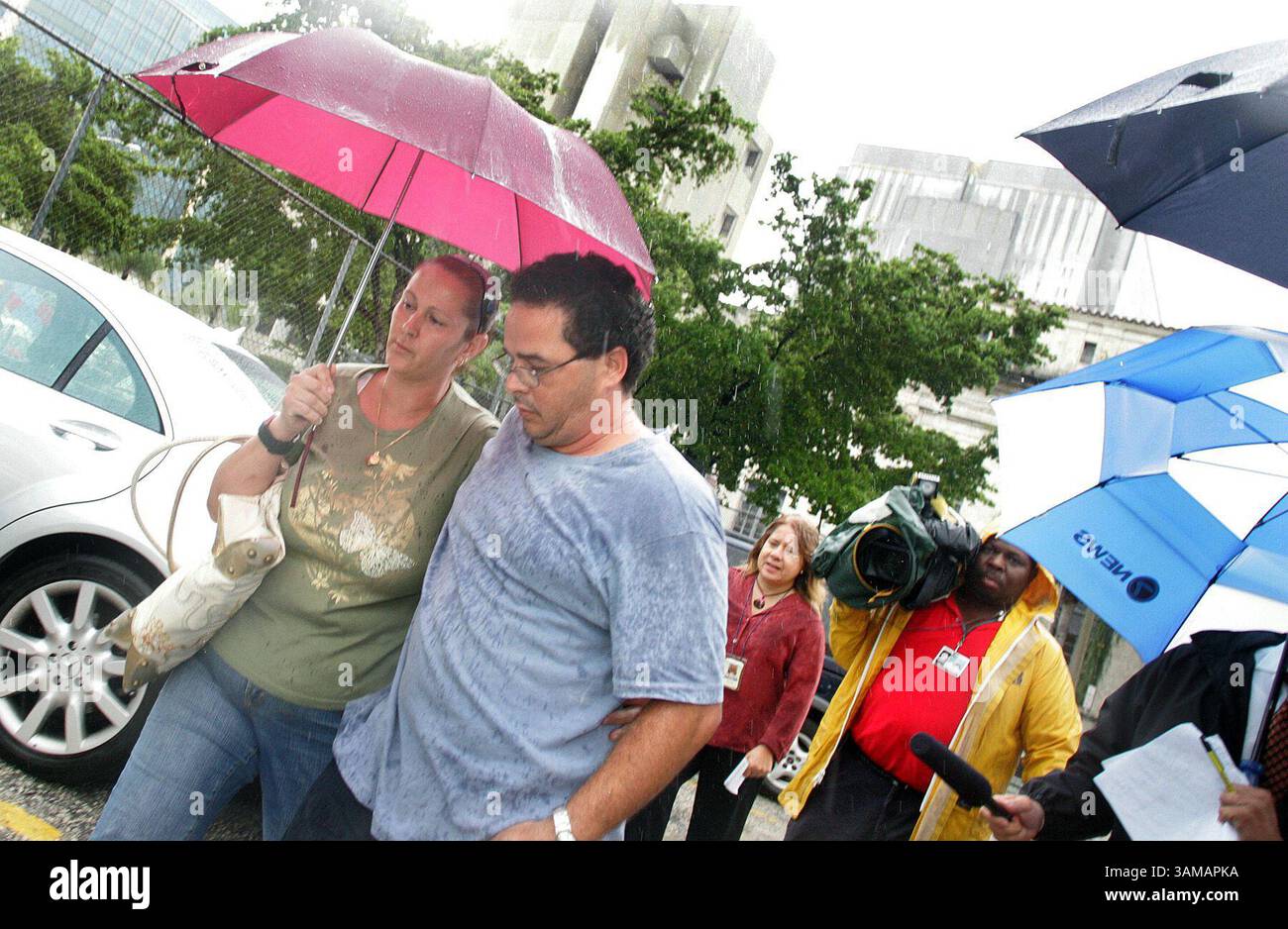 26. September 2007 – USA – Francisca Zarabozo, Mutter von Guillermo Zarabozo, einer der Verdächtigen des Miami Beach, Florida Charterbootes Joe Cool, und ein nicht identifizierter Verwandter, nehmen am 26. September 2007 an einer Vorverhandlung im Miami Federal Courthouse Teil. Vier Besatzungsmitglieder des Schiffes Joe Cool aus Miami Beach werden seit dem 22. September vermisst, dem Tag, an dem sie sich bereit erklärten, zwei Männer für 4.000 Dollar in bar auf die Bahamas zu bringen. (C.M. Guerrero/Miami Herald/MCT) (Kreditbild: © C.M. Guerrero/mct/ZUMAPRESS.com) Stockfoto