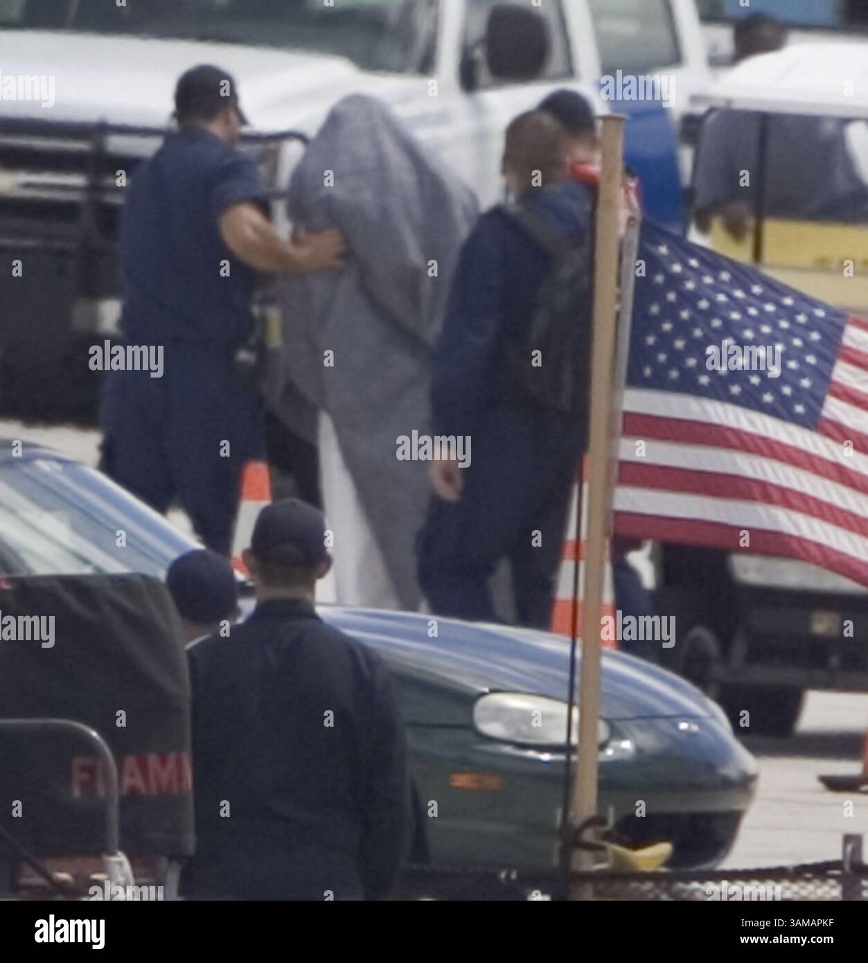 25. September 2007 – USA – das Charterboot Joe Cool, das im Herzen eines Geheimnisses auf hoher See liegt, wurde am Dienstag, 25. September 2007, zur Station der Küstenwache in Miami, Florida geschleppt. Vier Besatzungsmitglieder des Schiffes Joe Cool aus Miami Beach werden seit dem 22. September vermisst, dem Tag, an dem sie sich bereit erklärten, zwei Männer für 4.000 Dollar in bar auf die Bahamas zu bringen. Ein Mann wird von den Behörden zur Befragung geführt. (Al Diaz/Miami Herald/MCT) (Bild: © Al Diaz/mct/ZUMAPRESS.com) Stockfoto