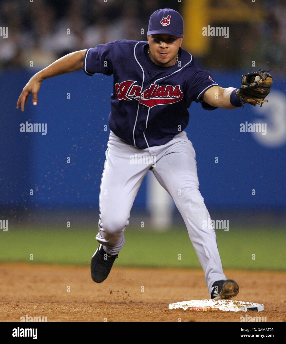 7. Oktober 2007 - USA - Cleveland Indians Shortstop Jhonny Peralta dreht ein Doppelspiel, nachdem er einen Hit von New York Yankees Derek Jeter im ersten Inning während Spiel 3 der American League Division Series im Yankee Stadium am Sonntag, den 7. Oktober 2007, in Bronx, New York erbeutet hat. (Phil Masturzo/Akron Beacon Journal/MCT) (Bild: © Phil Masturzo/mct/ZUMAPRESS.com) Stockfoto