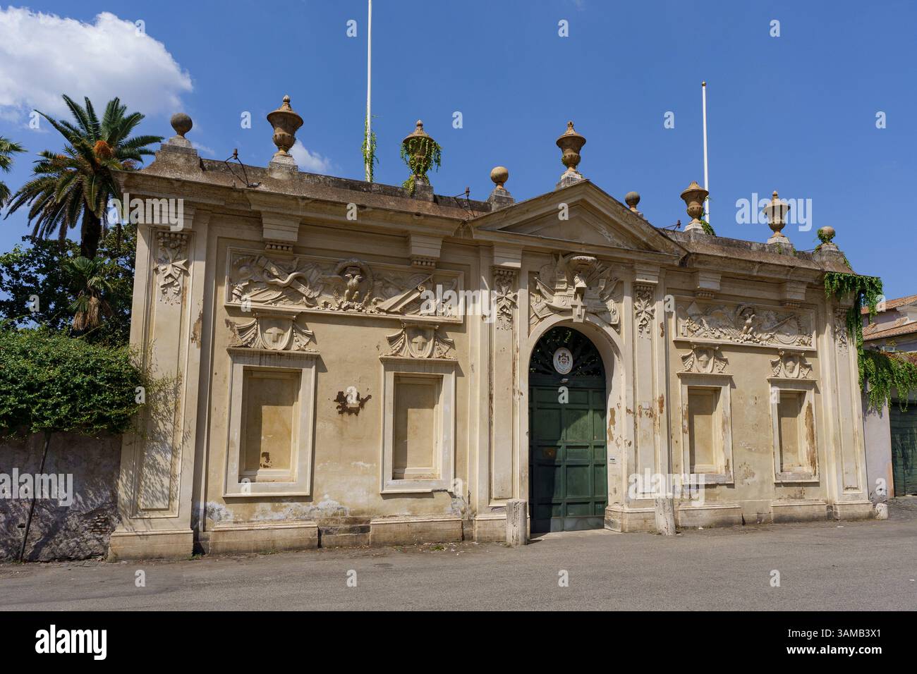 Villa del Priorato von Malta (Magistralvilla), von der aus das aventinische Schlüsselloch mit Blick auf den Petersdom in Rom, Ital, zu sehen ist Stockfoto