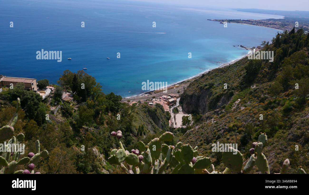 Blick auf die Küste von Taormina Cliffs Stockfoto