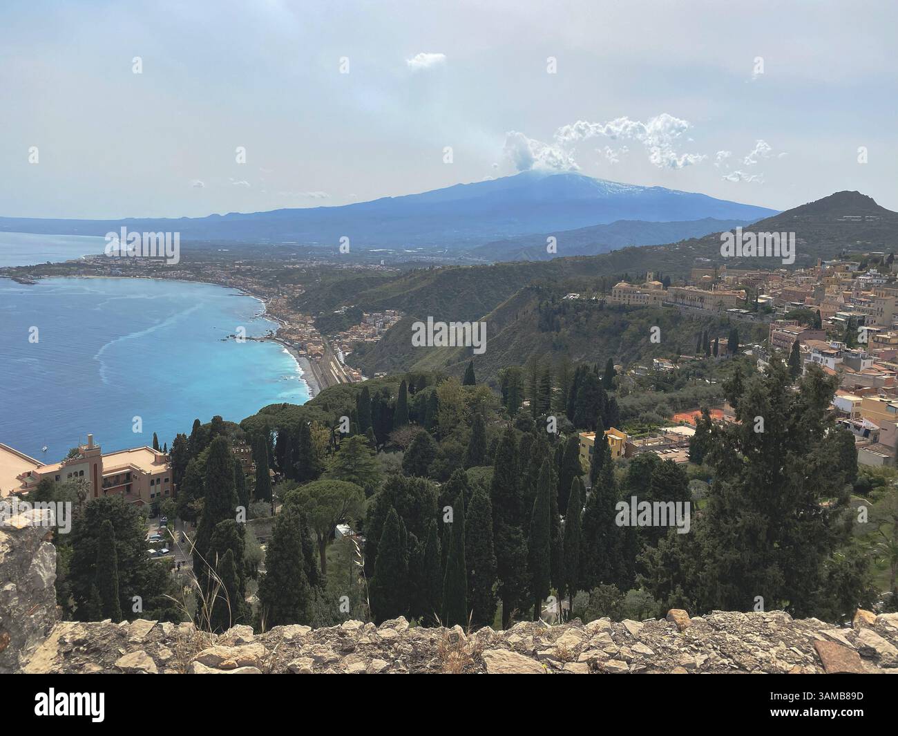 Küstenkurve von Giardini Naxos und Skyline des Ätna Stockfoto