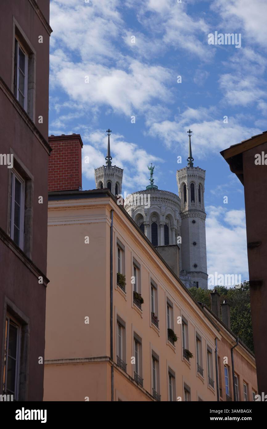Die Basilika Notre-Dame de Fourvière erhebt sich über den Häusern, Lyon, Frankreich Stockfoto