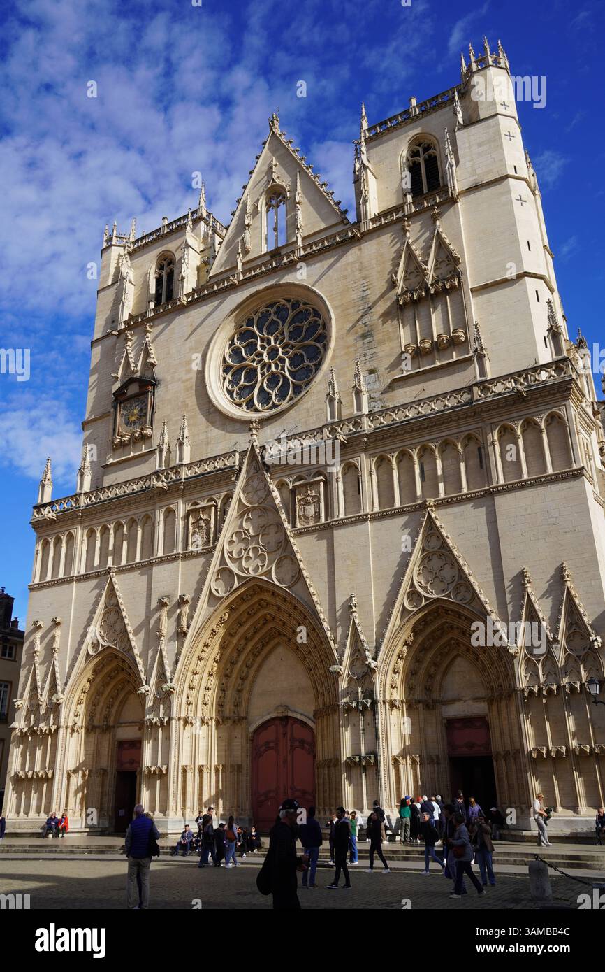 Die Cathédrale Saint-Jean-Baptiste de Lyon mit den Menschen, Lyon, Frankreich Stockfoto Die Cathédrale Saint-Jean-Baptiste de Lyon mit den Menschen, Lyon, Frankreich Stockfoto