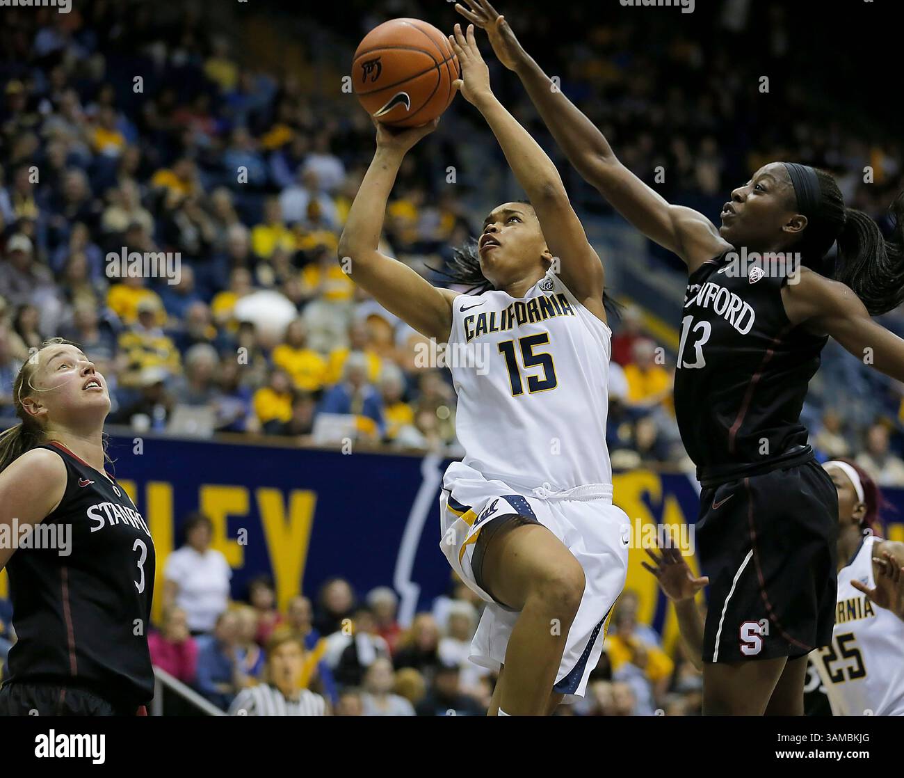 2. Februar 2014 - Berkeley, CA, USA - 02. Februar 2014 - Berkeley CA USA California Bears G # 15 Brittany Boyd nehmen den Ball von Enne bis Ende und springen von der Spitze der Freiwurflinie Pass Stanford # 13 Chiney Ogwumike und Punkte als # 3 Mikaela Ruef Schau auf während des NCAA Womens Basketballspiels zwischen Stanford Cardinal und California Golden Bears64-79 Lost at Hass Pavilion Berkeley Calif(Credit/Sport) © Media/Video: © ZUMAPRESS.com: Stockfoto