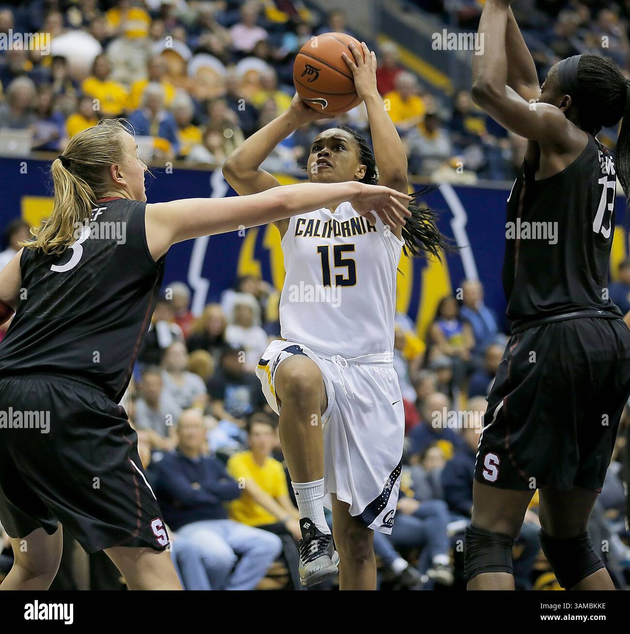 Februar 2014 - Berkeley, CA, USA - Februar 02 2014 - Berkeley CA USA California Bears G # 3 Brittany Boyd fahren zwischen # 13 Chiney Ogwumake und # 3 Mikaela Ruef und treffen beim NCAA Basketballspiel für Frauen zwischen Stanford Cardinal und California Golden Bears 64-79 verloren im Hass Pavilion Berkeley Calif(Kreditbild: © Thurman James/Cal Sport Media/ZUMAPRESS.com) Stockfoto