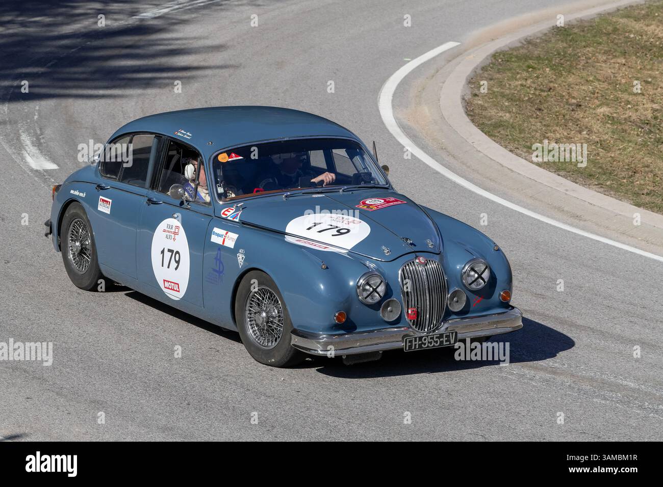 Le Valtin, Frankreich - Blick auf einen blauen Jaguar Mark 2 auf einer Straße. Stockfoto