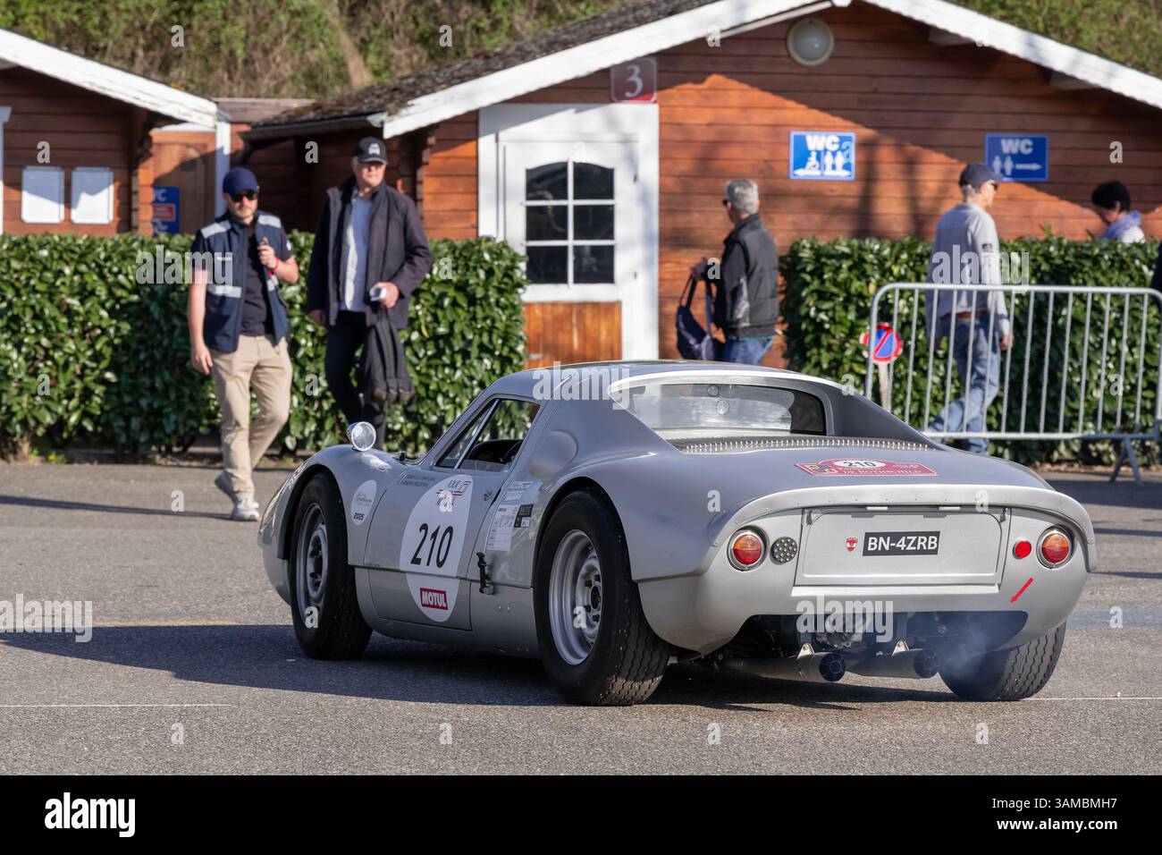 Biltzheim, Frankreich - Blick auf einen grauen Porsche 904 GTS bei Ankunft des Tour Auto am Anneau du Rhein. Stockfoto