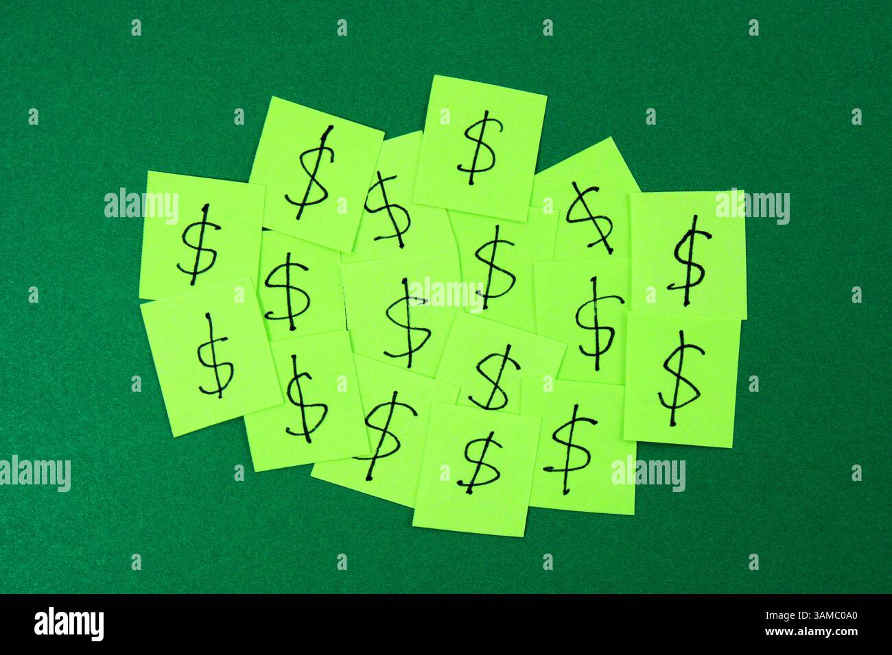 Grünbücher mit Geldsymbol Stockfoto