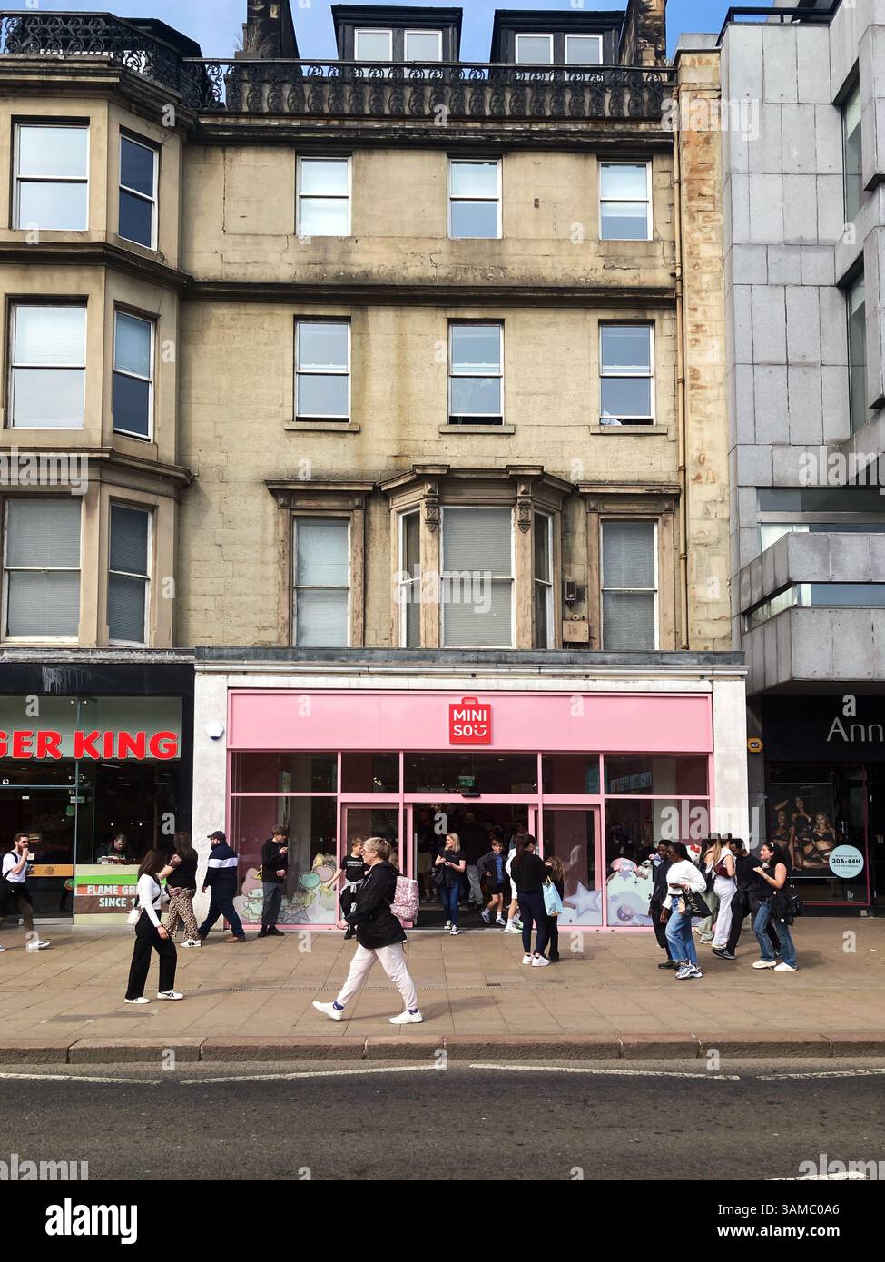 Das Hotel liegt an der Princes Street, Schottlands erstem MINISO-Geschäft überhaupt, mit nur 5 Outlets in Großbritannien, Edinburgh Schottland - Smartphone-aufgenommenes Stockfoto