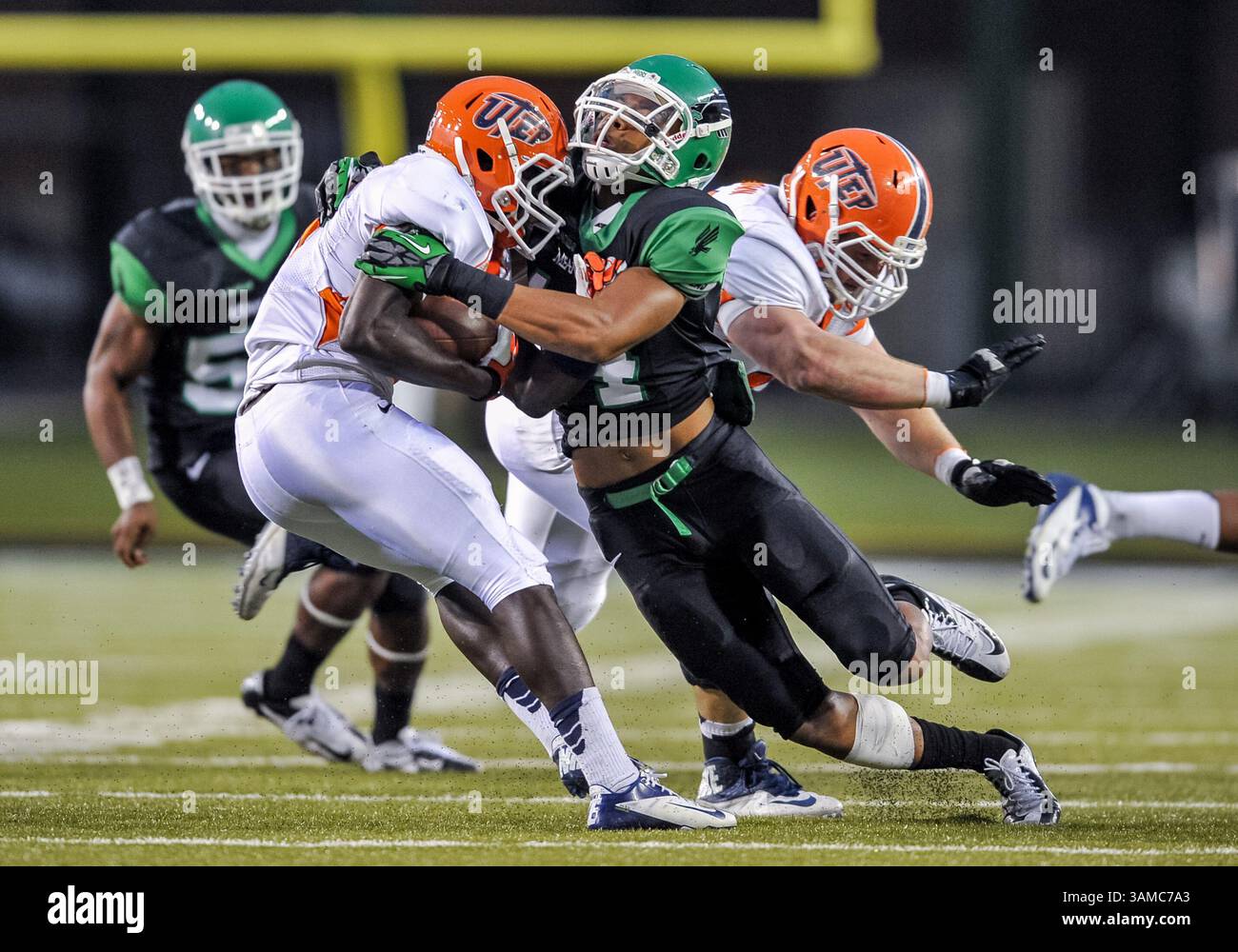 9. November 2013:.UTEP Miners Running Back Autrey Golden (8) wird von North Texas Mean Green Running Back Erick Evans (14) getroffen. In einem NCAA-Fußballspiel zwischen den UTEP Miners und den North Texas Eagles im Apogee Stadium in Denton Texas.(Credit Image: Manny Flores/ Cal Sport Media/ZUMAPRESS.com) Stockfoto