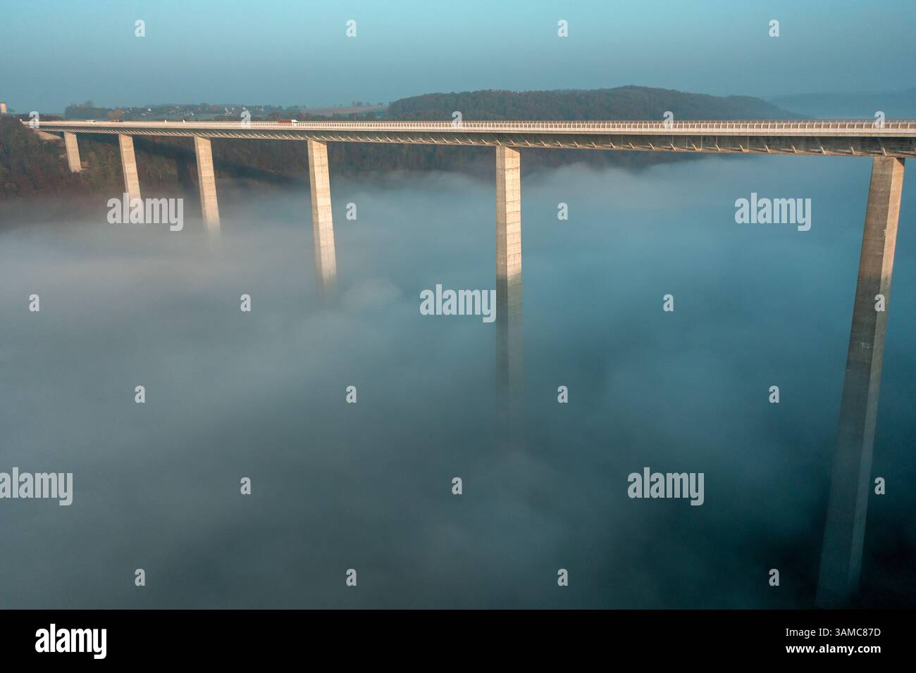 Drohnenbild mit der Kochertalbrücke, Deutschlands höchste Brücke, über der A6 über Kocher in Braunsbach. Stockfoto