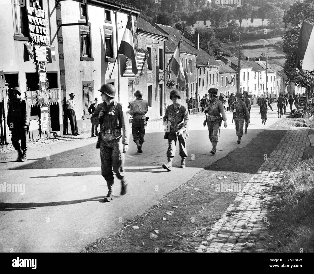 Amerikanische Infanteristen des 2. Infanterie-Bataillons, 109. Regiment, 28. Division, auf der Suche nach rückläufigen deutschen Truppen, durch Witte, Luxemburg, US Army Signal Corps, 10. September 1944 Stockfoto