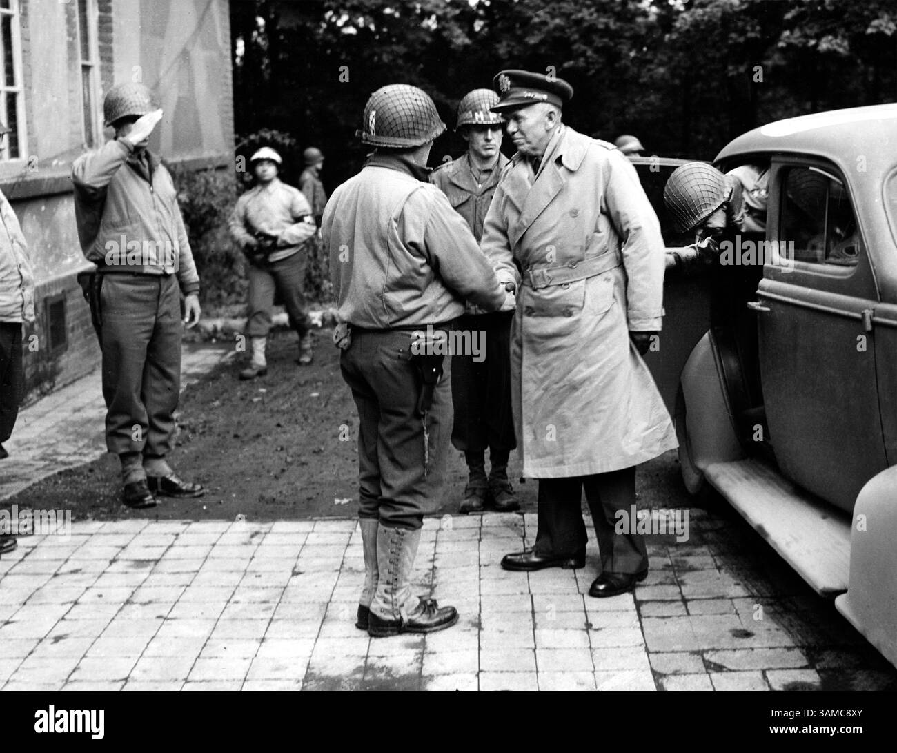 Major General Norman D. Cota begrüßt General George C. Marshall, US-Stabschef, bei der Ankunft von General Marshall im Hauptquartier der 28. Division in Elsenborn, Belgien, US Army Signal Corps, 22. Oktober 1944 Stockfoto