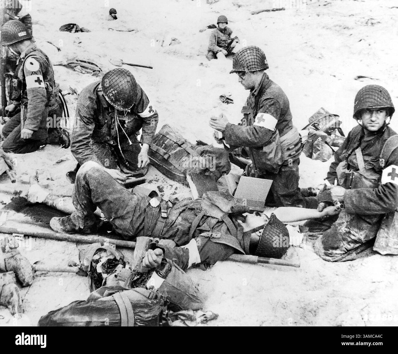 Amerikanische Sanitäter leisten erste Hilfe für die Truppen bei der ersten Landung auf Utah Beach, Les Dunes de Madeleine, Normandie, Frankreich, US Army Signal Corps, 6. Juni 1944 Stockfoto