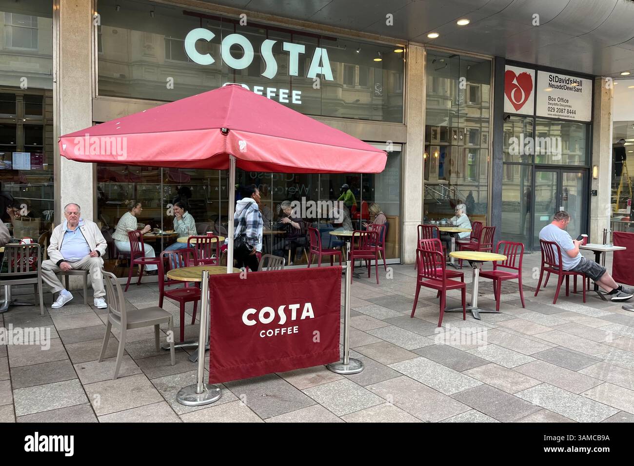Sitzbereich im Freien eines Costa Coffee Stores in Cardiff am St. David's Centre. Cardiff, Wales, Vereinigtes Königreich. April 2025. - Smartphone-aufgenommenes Stockfoto