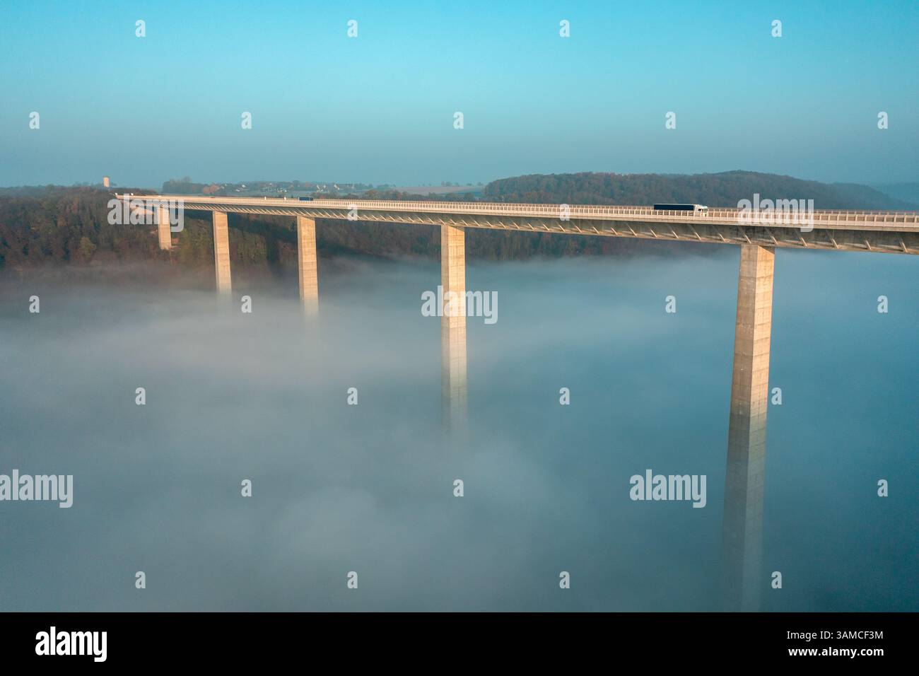 Drohnenbild mit der Kochertalbrücke, Deutschlands höchste Brücke, über der A6 über Kocher in Braunsbach. Stockfoto