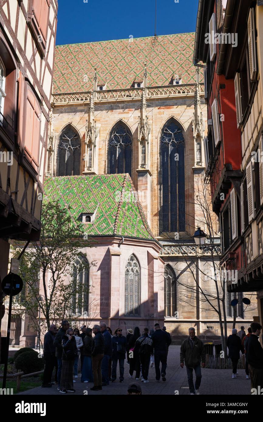 Blick auf die Collégiale Saint-Martin de Colmar von der Gasse neben dem Maison Pfister. Stockfoto