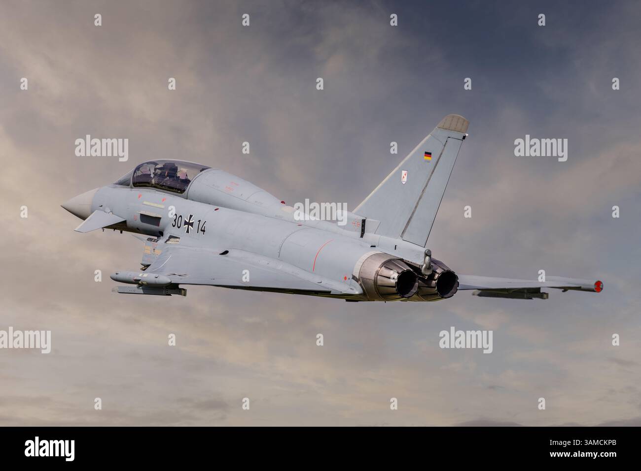 Panavia Tornado-Kampfbomber im Flug unter einem klaren Himmel, der während einer Luftwaffe-Übung in Deutschland seine markanten verstellbaren Flügel zeigt. Stockfoto