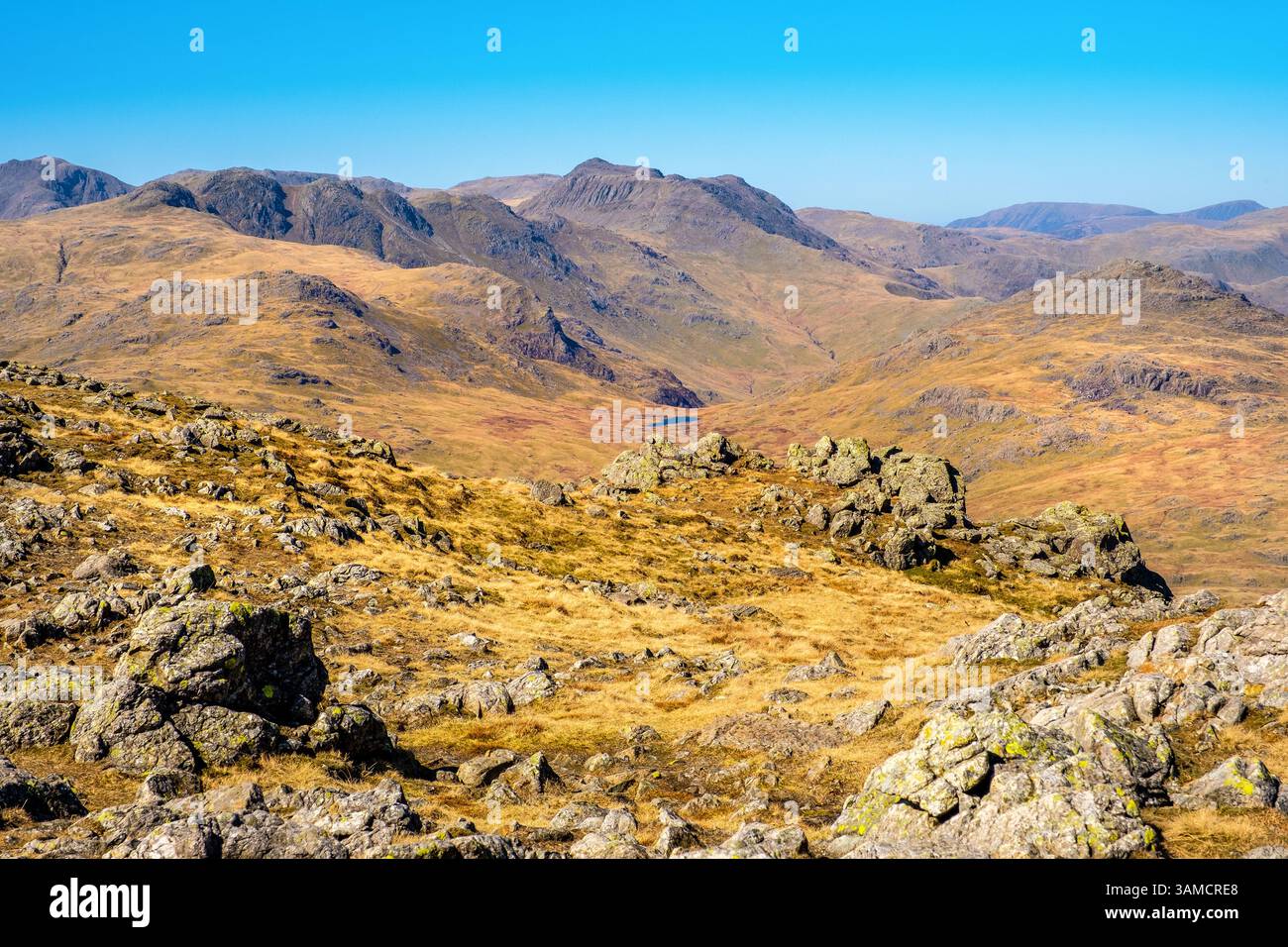 Crinkle Crags und Bowfell im Lake District National Park, Cumbria Stockfoto