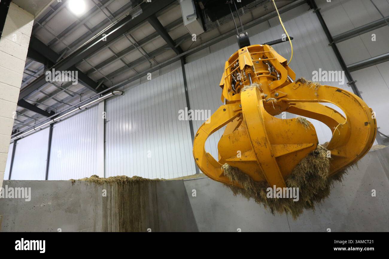 5. Dezember 2013 - Le Sueur, MN, USA - Eine große Roboterklaue nahm Silage auf, die in das Verarbeitungssystem der Bioenergieanlage in Le Sueur, Minn., 5. Dezember 2013 eingebracht wird. Das Werk ist hochautomatisiert, wenn es fertig ist, werden nur drei Arbeiter das Werk bemannen. (Abbildung: © Bruce Bisping/MCT/ZUMAPRESS.com) Stockfoto