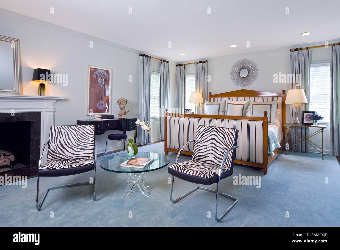 18. Oktober 2007 - Suite Träume: Das Hauptschlafzimmer im Obergeschoss ist ein schicker Rückzugsort mit einem von McInroe entworfenen Kirschbett im Directoire-Stil und einem hellen Streifenstoff von Walter Lee Culp. Ein Paar Stühle aus den 70er Jahren mit Zebramuster und Chrom flankieren einen Vintage-Lucite-Tisch, einer der frühen Fundstücke des Hausbesitzers mit McInroe. (Terri Glanger/Dallas Morning News/MCT) (Bild: © Terri Glanger/MCT/ZUMAPRESS.com) Stockfoto