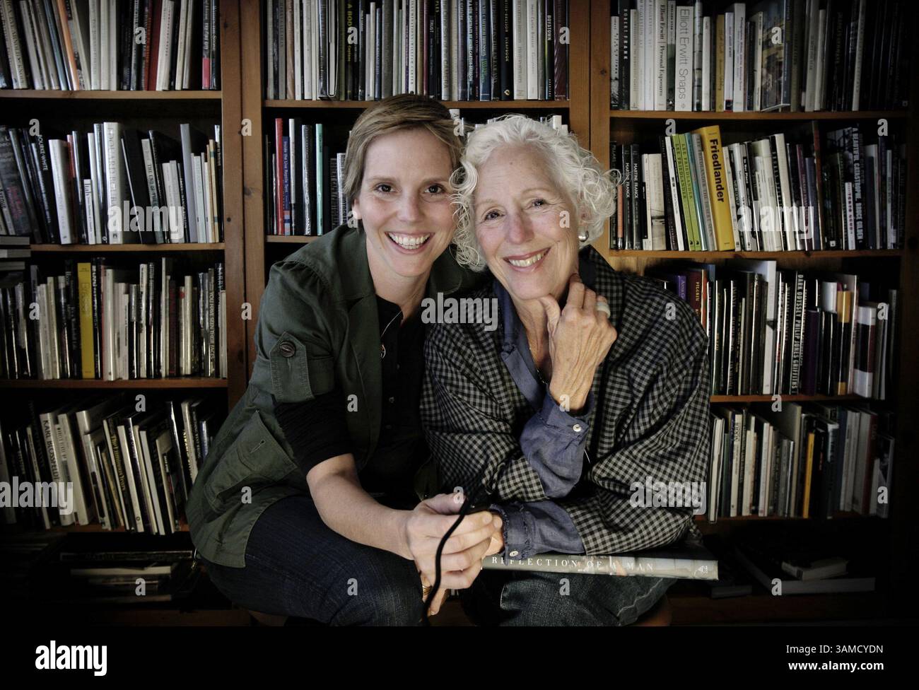 23. November 2007: Allison V. Smith und ihre Mutter Jerry Marcus Smith sind Mitherausgeber einer neuen Sammlung von Fotos von Stanley Marcus. (Allison V. Smith/Dallas Morning News/MCT) (Bild: © Allison V. Smith/MCT/ZUMAPRESS.com) Stockfoto