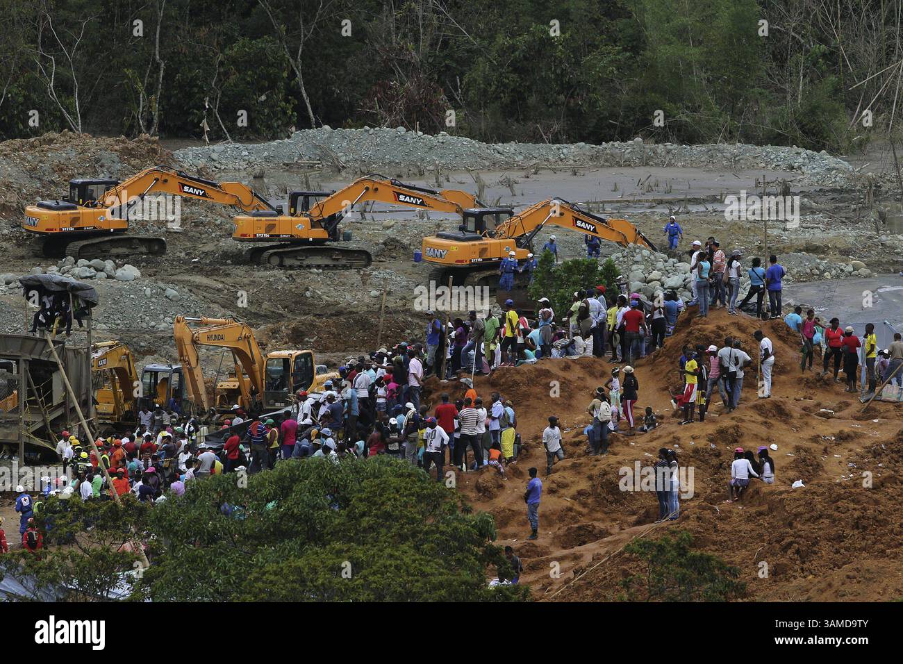 Mai 2014 - Kolumbien - Cauca Kolumbien 4 de Mayo de 2014 12 Cuerpos han sido rescatados, tras dragar el agua que inundÃÂ³ la Zona de rescate, unos 400 socorristas con la ayuda de 15 retroexvacadoras reanudaron la estarÃÂ­an de al menos 13 mineros que bÃÂºsqueda sepultados bajo toneladas 30 de tierra que los sorprendiÃÂ³ en la noche del miÃÂ rÃÂ­o QuinamayÃÂ³ de Rcoles la abril,, legal de de ribera, de ribera la abril,, de ribera,, legal en Santander de Quilichao Cauca. Foto Santiago Saldarriaga / CEET CrÃÂ: CEET FotÃÂ³grafo: SANTIAGO SALDARRIAGA (Kreditbild: © El Tiempo/GDA/ZUMA Stockfoto