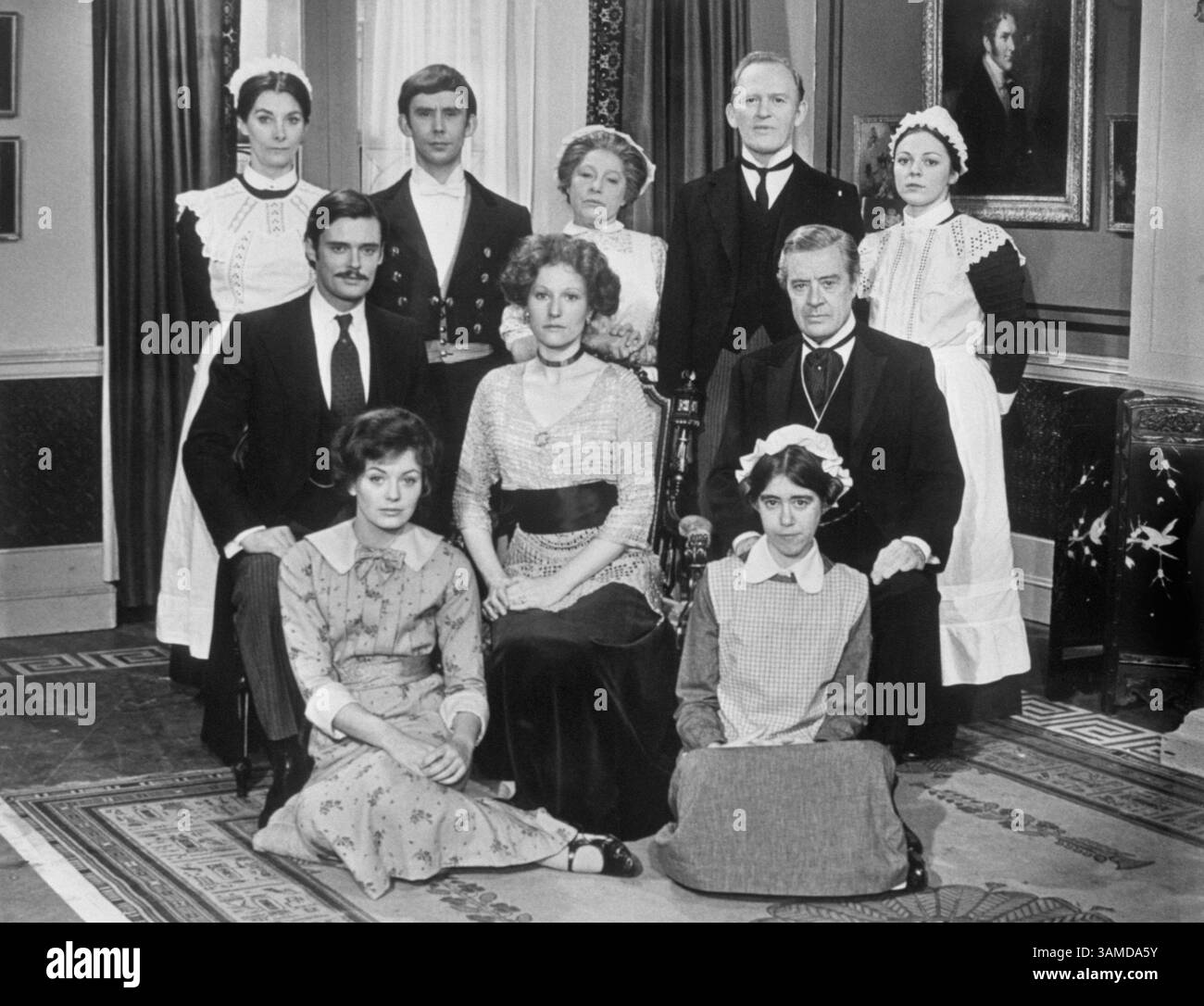 Aktenfoto vom 09/74 der Besetzung der britischen Fernsehserie "Upstairs, Downstairs", hintere Reihe, links nach rechts, Jean Marsh, Christopher Beeny, Angela Baddeley, Gordon Jackson und Jacqueline Tong. Mittlere Reihe, von links nach rechts; Simon Williams, Meg Wynn Owen und David Langton. Sitzt auf dem Boden, Lesley Anne unten und Jenny Tomasin. Die Schauspielerin und Co-Creatorin Jean Marsh ist im Alter von 90 Jahren gestorben. Ausgabedatum: Sonntag, 13. April 2025. Stockfoto Aktenfoto vom 09/74 der Besetzung der britischen Fernsehserie "Upstairs, Downstairs", hintere Reihe, links nach rechts, Jean Marsh, Christopher Beeny, Angela Baddeley, Gordon Jackson und Jacqueline Tong. Mittlere Reihe, von links nach rechts; Simon Williams, Meg Wynn Owen und David Langton. Sitzt auf dem Boden, Lesley Anne unten und Jenny Tomasin. Die Schauspielerin und Co-Creatorin Jean Marsh ist im Alter von 90 Jahren gestorben. Ausgabedatum: Sonntag, 13. April 2025. Stockfoto