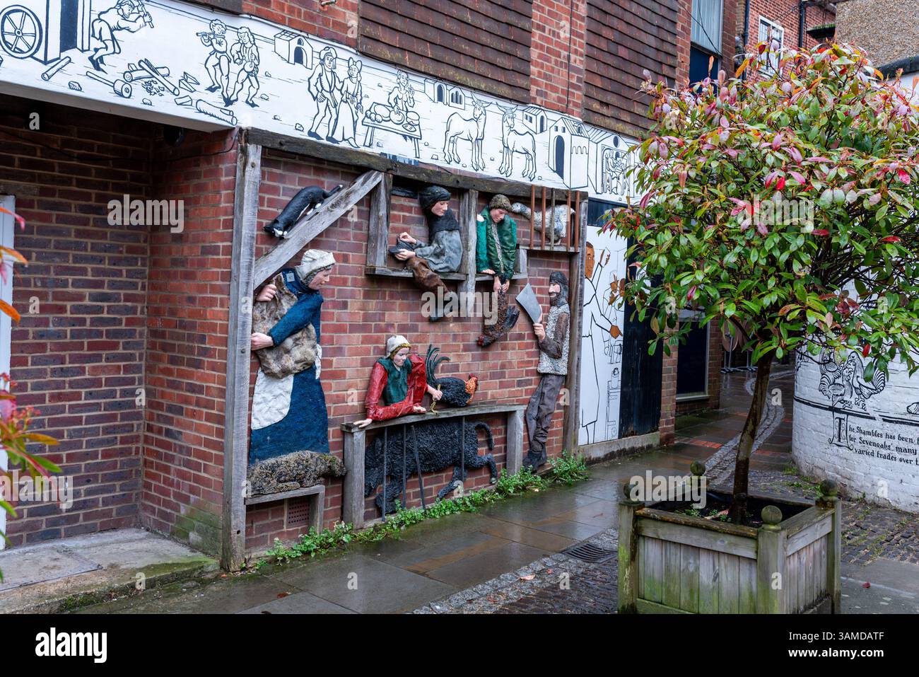 Sevenoaks, England, Vereinigtes Königreich – 9. Februar 2025: Shambles Medieval Wall Art – historische Skulpturen und Wandmalereien, die das traditionelle Marktleben und den Alltag darstellen Stockfoto