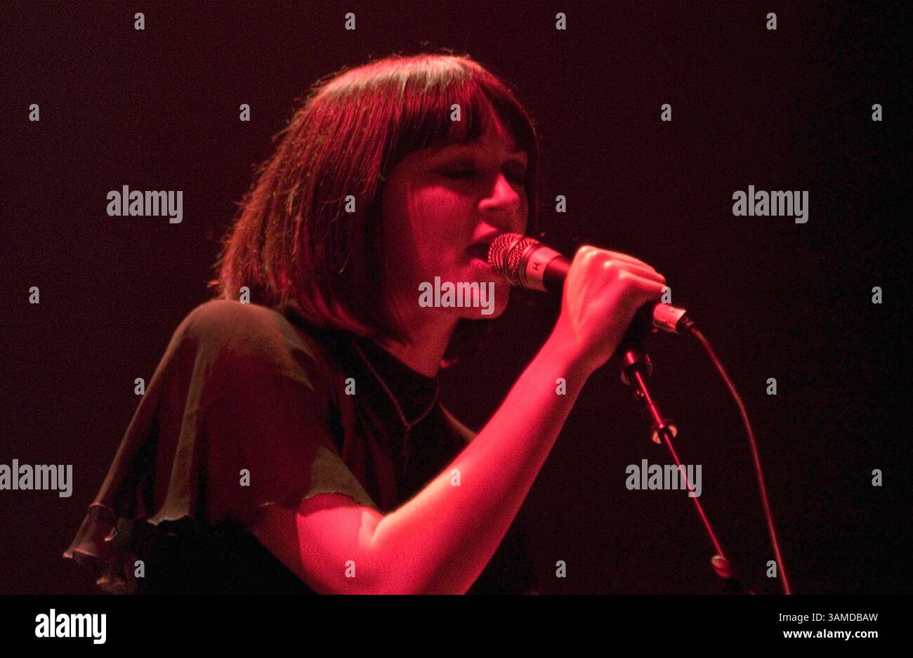 14. April 2006: Washington, DC, USA: Helen Marnie von der Elektro-Rock-Band Ladytron tritt am Freitag, 14. April 2006 in Washington D.C. auf. Die Gruppe tourte mit dem neuesten Album „Witching Hour“ und der neuen CD „Extended Play“. (Katherine Gaines/KRT) (Bild: © Katherine Gaines/MCT/ZUMAPRESS.com) Stockfoto