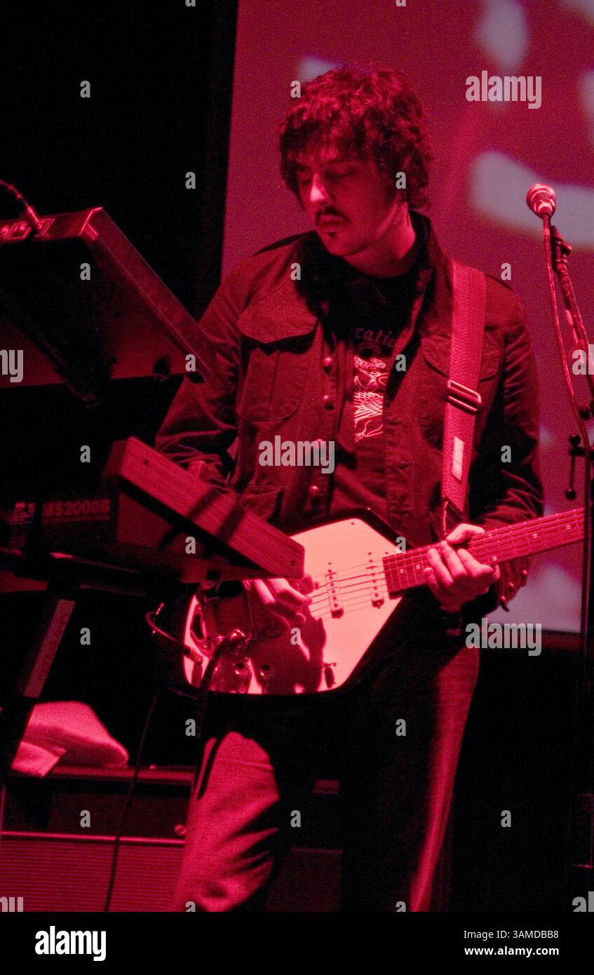 14. April 2006: Washington, DC, USA: Daniel Hunt von der Elektro-Rock-Band Ladytron tritt am Freitag, 14. April 2006 in Washington D.C. auf. Die Gruppe tourte mit dem neuesten Album „Witching Hour“ und der neuen CD „Extended Play“. (Katherine Gaines/KRT) (Bild: © Katherine Gaines/MCT/ZUMAPRESS.com) Stockfoto