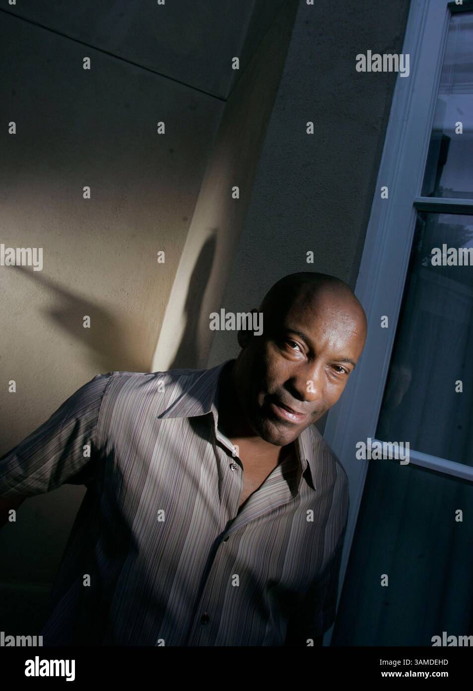 21. August 2007 – Los Angeles, CA, USA – Regisseur John Singleton posiert am 21. August 2007 in Los Angeles, Kalifornien. Singleton hat einen neuen Film mit dem Titel "illegale Ausschreibung". (Paul Rodriguez/Orange County Register/MCT) (Kreditbild: © Paul Rodriguez/MCT/ZUMAPRESS.com) Stockfoto