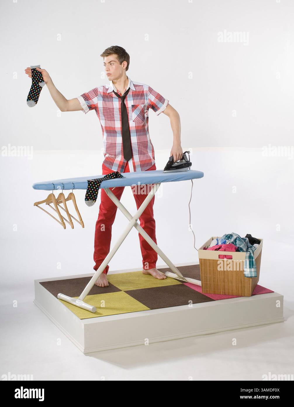 30. Januar 2008 - Chicago, IL, USA - in dieser Fotoabbildung ist eine metrosexuelle Figur zu sehen. Rose Cameron von der Werbeagentur Leo Burnett untersuchte Männer und teilte sie in vier marktfähige Profile auf: patriarch, metrosexuell, Retrosexuell und Machtsuchende. (Saverio Truglia/Chicago Tribune/MCT) (Kreditbild: © Saverio Truglia/MCT/ZUMAPRESS.com) Stockfoto