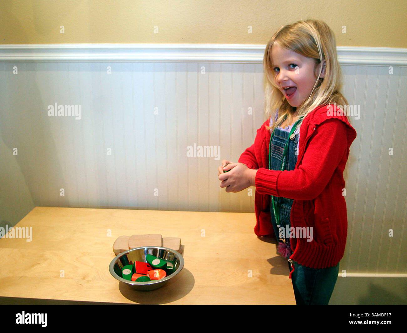 30. Januar 2008 - Albany, CA, USA - Sydney Taylor, 5, spielt mit bemaltem Holzspielzeug im Spielwarengeschäft ihrer Mutter Stephanie Sala, Five Little Affen, in Albany, Kalifornien, Januar 30. 2008. die Farbe auf den Spielzeugen wurde getestet und ist bleifrei. (Dean Coppola/Contra Costa Times/MCT) (Bild: © Dean Coppola/MCT/ZUMAPRESS.com) Stockfoto