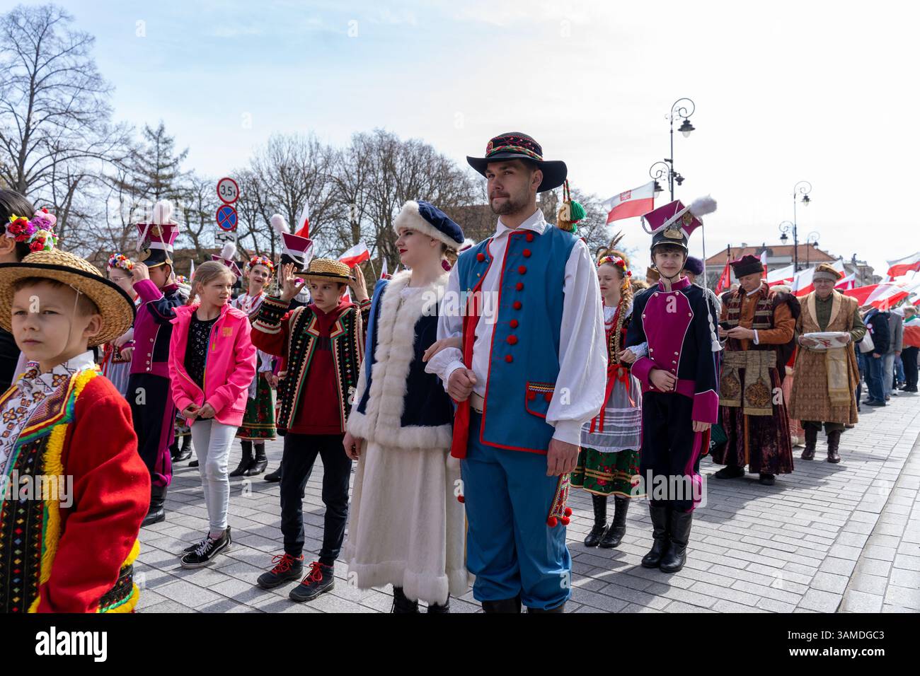 In traditioneller Tracht gekleidete Menschen führen das polonez auf, während sie am 1000. Jahrestag der ersten polnischen Königskrönung in Warschau teilnehmen. In Warschau fand ein marsch zum 1000. Jahrestag des polnischen Königreichs und zum 500. Jahrestag der preußischen Hommage statt. Tausende von Teilnehmern, viele mit weißen und roten Fahnen und Bannern, gingen durch die Straßen und skandierten Slogans wie „Republik“ und „Don't Fear Tusk“. Gegen Mittag nahm Jaroslaw Kaczynski an der Veranstaltung Teil, wie zuvor angekündigt. Um 14:00 Uhr wurde Karol Nawrocki, der Präsidentschaftskandidat, unterstützt durch das Gesetz und Stockfoto