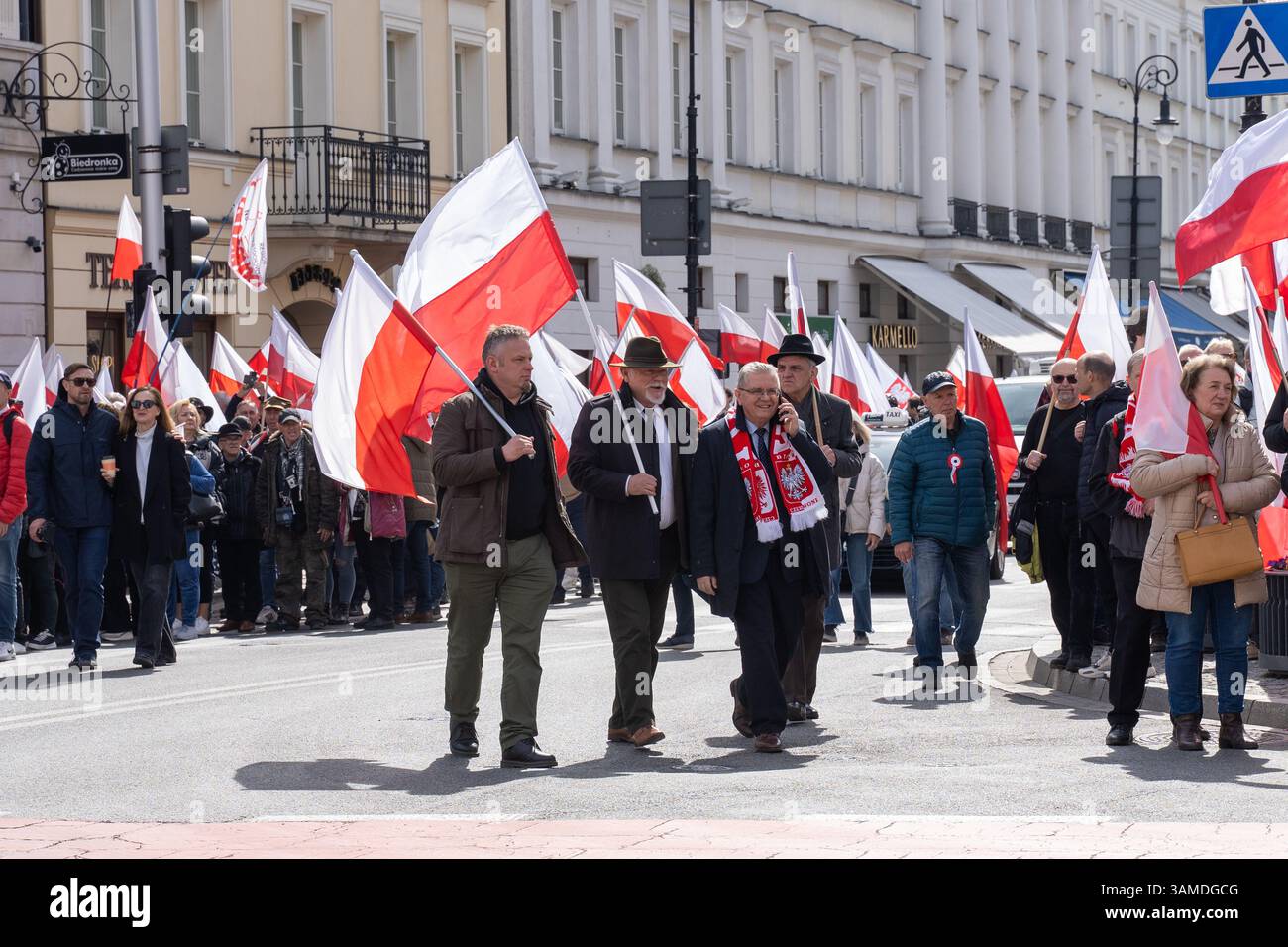 Die Anhänger schwenken während der Kundgebung die Nationalflaggen Polens. In Warschau fand ein marsch zum 1000. Jahrestag des polnischen Königreichs und zum 500. Jahrestag der preußischen Hommage statt. Tausende von Teilnehmern, viele mit weißen und roten Fahnen und Bannern, gingen durch die Straßen und skandierten Slogans wie „Republik“ und „Don't Fear Tusk“. Gegen Mittag nahm Jaroslaw Kaczynski an der Veranstaltung Teil, wie zuvor angekündigt. Um 14:00 Uhr sprach Karol Nawrocki, der Präsidentschaftskandidat, der von der Partei Recht und Gerechtigkeit (PiS) unterstützt wurde, an die Menge auf dem Castle Square, die zuvor gesungen hatte: „This is Stockfoto