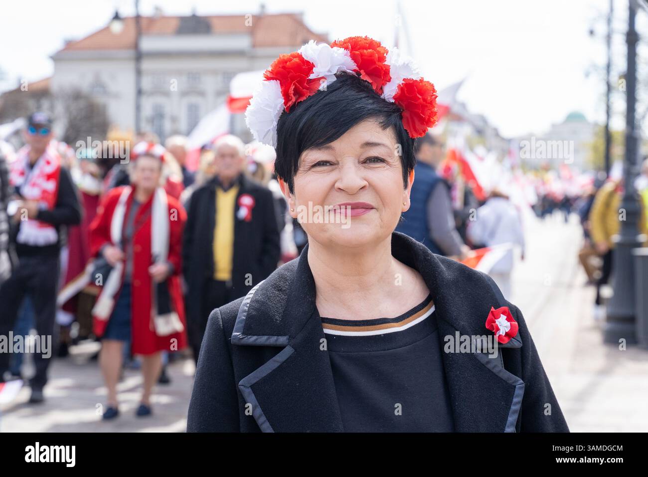 Joanna Borowiak nahm an einer Kundgebung Teil und fand in Warschau Ein marsch zum 1000. Jahrestag des polnischen Königreichs und zum 500. Jahrestag der preußischen Hommage statt. Tausende von Teilnehmern, viele mit weißen und roten Fahnen und Bannern, gingen durch die Straßen und skandierten Slogans wie „Republik“ und „Don't Fear Tusk“. Gegen Mittag nahm Jaroslaw Kaczynski an der Veranstaltung Teil, wie zuvor angekündigt. Um 14:00 Uhr sprach Karol Nawrocki, der Präsidentschaftskandidat, der von der Partei Recht und Gerechtigkeit (PiS) unterstützt wurde, an die Menge auf dem Castle Square, die zuvor gesungen hatte: „This is Polan Stockfoto