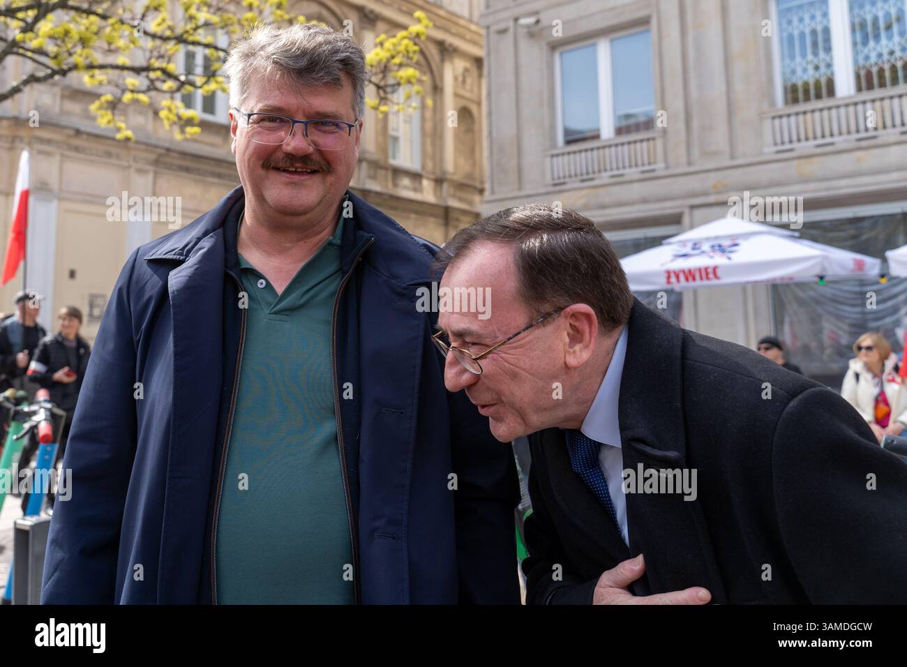 Maciej Wasik (L) und Mariusz Kaminski (R) sahen während der Kundgebung Einen marsch zum 1000. Jahrestag des polnischen Königreichs und zum 500. Jahrestag der preußischen Hommage in Warschau. Tausende von Teilnehmern, viele mit weißen und roten Fahnen und Bannern, gingen durch die Straßen und skandierten Slogans wie „Republik“ und „Don't Fear Tusk“. Gegen Mittag nahm Jaroslaw Kaczynski an der Veranstaltung Teil, wie zuvor angekündigt. Um 14:00 Uhr sprach Karol Nawrocki, der Präsidentschaftskandidat, der von der Partei Recht und Gerechtigkeit (PiS) unterstützt wurde, an die Menschenmenge am Castle Square, die zuvor gesungen hatte Stockfoto
