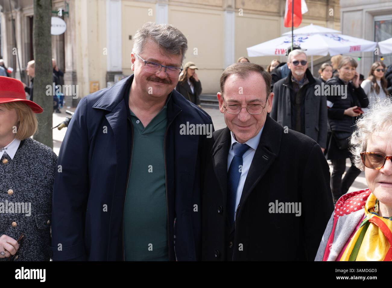 Maciej Wasik (L) und Mariusz Kaminski (R) sahen während der Kundgebung Einen marsch zum 1000. Jahrestag des polnischen Königreichs und zum 500. Jahrestag der preußischen Hommage in Warschau. Tausende von Teilnehmern, viele mit weißen und roten Fahnen und Bannern, gingen durch die Straßen und skandierten Slogans wie „Republik“ und „Don't Fear Tusk“. Gegen Mittag nahm Jaroslaw Kaczynski an der Veranstaltung Teil, wie zuvor angekündigt. Um 14:00 Uhr sprach Karol Nawrocki, der Präsidentschaftskandidat, der von der Partei Recht und Gerechtigkeit (PiS) unterstützt wurde, an die Menschenmenge am Castle Square, die zuvor gesungen hatte Stockfoto