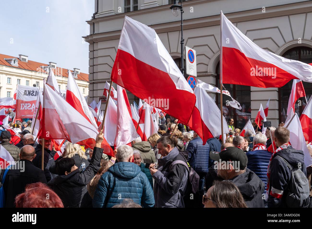 Die Anhänger schwenken während der Kundgebung die Nationalflaggen Polens. In Warschau fand ein marsch zum 1000. Jahrestag des polnischen Königreichs und zum 500. Jahrestag der preußischen Hommage statt. Tausende von Teilnehmern, viele mit weißen und roten Fahnen und Bannern, gingen durch die Straßen und skandierten Slogans wie „Republik“ und „Don't Fear Tusk“. Gegen Mittag nahm Jaroslaw Kaczynski an der Veranstaltung Teil, wie zuvor angekündigt. Um 14:00 Uhr sprach Karol Nawrocki, der Präsidentschaftskandidat, der von der Partei Recht und Gerechtigkeit (PiS) unterstützt wurde, an die Menge auf dem Castle Square, die zuvor gesungen hatte: „This is Stockfoto