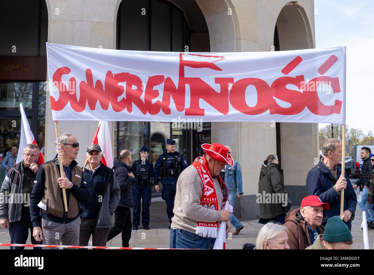 Während der Kundgebung ist ein Banner mit der Aufschrift "Souveränität" zu sehen. In Warschau fand ein marsch zum 1000. Jahrestag des polnischen Königreichs und zum 500. Jahrestag der preußischen Hommage statt. Tausende von Teilnehmern, viele mit weißen und roten Fahnen und Bannern, gingen durch die Straßen und skandierten Slogans wie „Republik“ und „Don't Fear Tusk“. Gegen Mittag nahm Jaroslaw Kaczynski an der Veranstaltung Teil, wie zuvor angekündigt. Um 14:00 Uhr sprach Karol Nawrocki, der Präsidentschaftskandidat, der von der Partei Recht und Gerechtigkeit (PiS) unterstützt wurde, an die Menge auf dem Castle Square, die zuvor „This i“ (dieses i) gesungen hatte Stockfoto