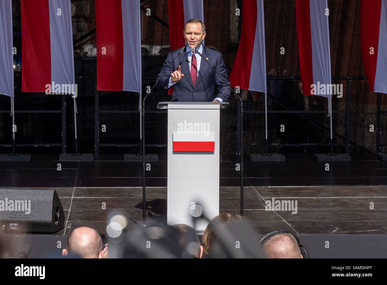 Karol Nawrocki spricht während der Kundgebung. In Warschau fand ein marsch zum 1000. Jahrestag des polnischen Königreichs und zum 500. Jahrestag der preußischen Hommage statt. Tausende von Teilnehmern, viele mit weißen und roten Fahnen und Bannern, gingen durch die Straßen und skandierten Slogans wie „Republik“ und „Don't Fear Tusk“. Gegen Mittag nahm Jaroslaw Kaczynski an der Veranstaltung Teil, wie zuvor angekündigt. Um 14:00 Uhr wandte sich Karol Nawrocki, der Präsidentschaftskandidat, unterstützt von der Partei Recht und Gerechtigkeit (PiS), an die Menge auf dem Schlossplatz, die zuvor gesungen hatte: "Das ist Polen". Accord Stockfoto