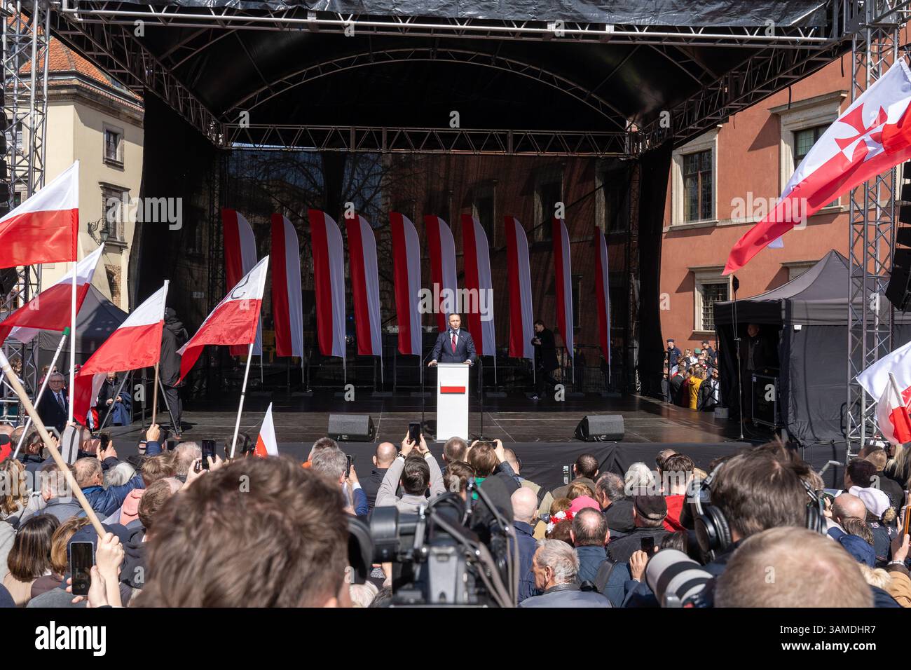 Karol Nawrocki spricht während der Kundgebung. In Warschau fand ein marsch zum 1000. Jahrestag des polnischen Königreichs und zum 500. Jahrestag der preußischen Hommage statt. Tausende von Teilnehmern, viele mit weißen und roten Fahnen und Bannern, gingen durch die Straßen und skandierten Slogans wie „Republik“ und „Don't Fear Tusk“. Gegen Mittag nahm Jaroslaw Kaczynski an der Veranstaltung Teil, wie zuvor angekündigt. Um 14:00 Uhr wandte sich Karol Nawrocki, der Präsidentschaftskandidat, unterstützt von der Partei Recht und Gerechtigkeit (PiS), an die Menge auf dem Schlossplatz, die zuvor gesungen hatte: "Das ist Polen". Accord Stockfoto