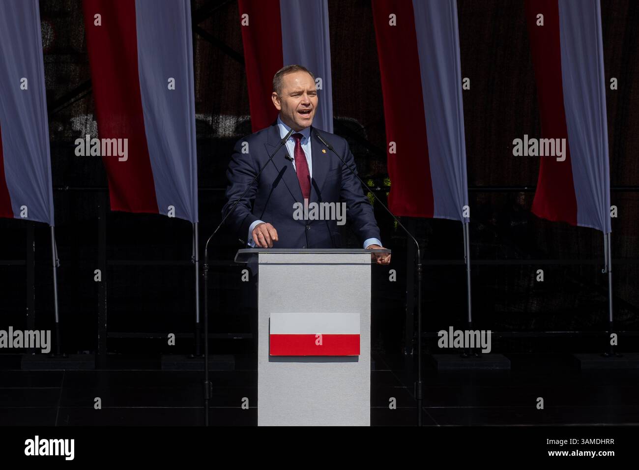 Karol Nawrocki spricht während der Kundgebung. In Warschau fand ein marsch zum 1000. Jahrestag des polnischen Königreichs und zum 500. Jahrestag der preußischen Hommage statt. Tausende von Teilnehmern, viele mit weißen und roten Fahnen und Bannern, gingen durch die Straßen und skandierten Slogans wie „Republik“ und „Don't Fear Tusk“. Gegen Mittag nahm Jaroslaw Kaczynski an der Veranstaltung Teil, wie zuvor angekündigt. Um 14:00 Uhr wandte sich Karol Nawrocki, der Präsidentschaftskandidat, unterstützt von der Partei Recht und Gerechtigkeit (PiS), an die Menge auf dem Schlossplatz, die zuvor gesungen hatte: "Das ist Polen". Accord Stockfoto